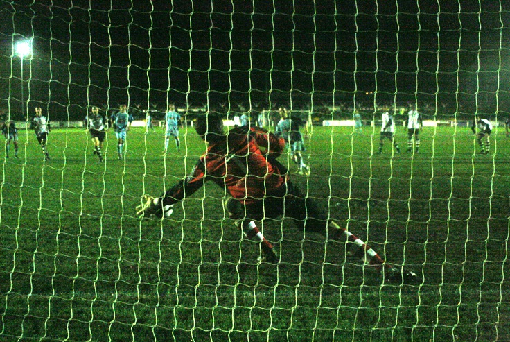 10 MEN STAGE FIGHTBACK