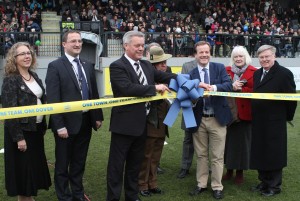 2016-11-19 GuiseleyH 01 Stand Opening